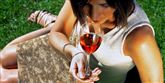 <span style='font-family: Arial; font-size: 15px; color: White;'>Mens regnen er ved at sejle væk med sommeren, så er der trøst at hente i ugens vine. Der er fantastisk Pinot Noir fra USA, som giver mindelser om meget dyrere Bourgogne vine. Det er en fantastisk sommervin, som kan nydes køligt på terrassen. Temperatur er endnu mere vigtigt om sommeren, selvom vi ikke er ramt af de store varmegrader. Men alligevel vil en vin meget hurtigt stige nogle grader, når den bliver sat på bordet. Derfor er det en god ide, at servere den lækre Pinot Noir vin ved 14-15 grader, så kommer frugten i vinen rigtig tydeligt frem.</span> <span style='font-family: Arial; font-weight: normal; font-size: 15px; color: #999999;'>Foto: Colourbox</span>