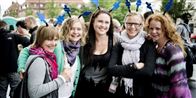 Dejlige, glade damer ser frem til en aften i selskab med Robbie og drengene.