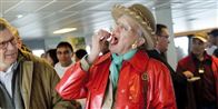Dronningen i Grønland sluger en af de lokale delikatesser.