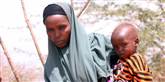 <span style='font-family: Arial; font-size: 15px; color: White;'>Salima Ibrahim er sammen med sine børn flygtet fra tørke, sult og borgerkrig i Somalia. Hun fortæller, at den fundamentalistiske gruppe al-Shabaab forsøger at rekruttere børn til deres krig.</span> <span style='font-family: Arial; font-weight: normal; font-size: 15px; color: #999999;'>Foto: AP /Rebecca Blackwell / POLFOTO</span>