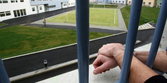 Fattige kriminelle skal løses helt fra gæld