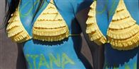 To piger viser deres kærlighed til det kasakhstanske hold Astana.