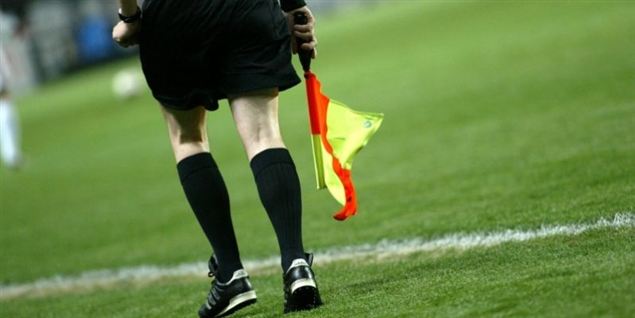 Fodboldspillere og fans gik amok på dommer