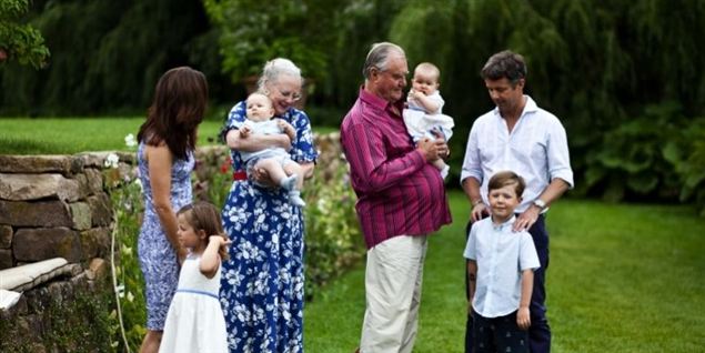 Se hele kongefamilien i slappertøj