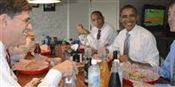 Obama inviterede alle tætte medarbejdere på burgere og sodavand for at fejre sin fødselsdag i dag. Han betalte selvfølgelig selv.
