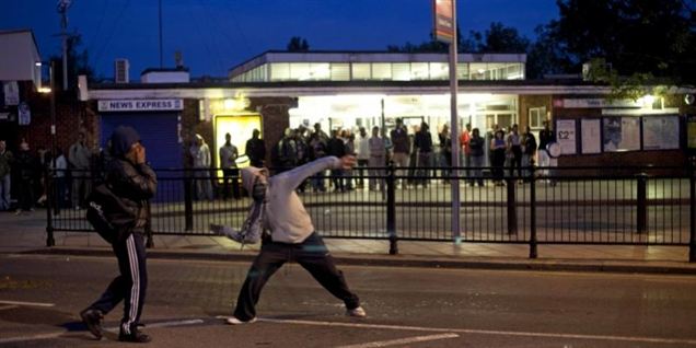 Endnu 100 anholdt efter ballade i London