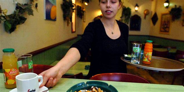 Unge arbejder gratis for at få et caféjob