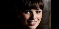 Lisbeth Østergaard plejer at smile. For tiden er det svært at holde humøret oppe. De næste seks måneder er hendes mand i krig i Afghanistan.