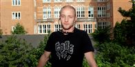 Hans Henrik læser&nbsp;hieroglyffer og var med på Tahir-pladsen i Cairo, da det Arabiske forår blomstrede. "Bare sig, hvad de vil høre, og gør, hvad de ønsker, så glider det hele meget nemmere," lyder hans strategi. Men når jobkonsulenterne ikke lytter, tøver den arbejdsløse egyptolog ikke med at kalde aktiveringssystemet for&nbsp;"Kaotisk, ligegyldigt og absurd." Skuespilleren bag hedder Anders Budde, og er enig med sin karakter i, at aktivering er "ophøjet tidsspilde."&nbsp; &nbsp;