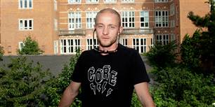 Hans Henrik læser&nbsp;hieroglyffer og var med på Tahir-pladsen i Cairo, da det Arabiske forår blomstrede. "Bare sig, hvad de vil høre, og gør, hvad de ønsker, så glider det hele meget nemmere," lyder hans strategi. Men når jobkonsulenterne ikke lytter, tøver den arbejdsløse egyptolog ikke med at kalde aktiveringssystemet for&nbsp;"Kaotisk, ligegyldigt og absurd." Skuespilleren bag hedder Anders Budde, og er enig med sin karakter i, at aktivering er "ophøjet tidsspilde."&nbsp; &nbsp;