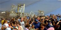 Mens tusinder af forventningsfulde country-fans lørdag ventede på bandet Sugarland, kollapsede scenen pludselig efter en kraftig storm væltede det hele. Fem blev dræbt og mere end 40 er hårdt sårede.