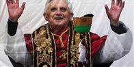 Den 84-årige pave Benedikt XVI er en dyr og ikke særlig velkommen gæst.