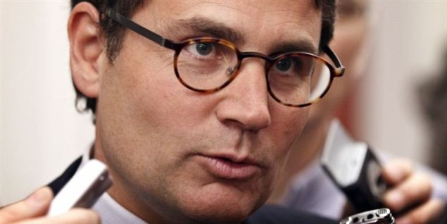 Ny pakke holder hånden under bankerne