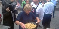 Pia Kjærsgaard tilbereder flæskesvær på valgkampens første dag.