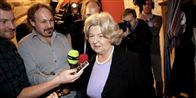 Birthe Rønn Hornbech i selskab med de politiske journalister, hun har et så blandet forhold til.