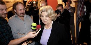 Birthe Rønn Hornbech i selskab med de politiske journalister, hun har et så blandet forhold til.