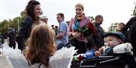 Socialdemokraternes formand Helle Thorning-Schmidt holder sig fra sporten i valgkampen. Til gengæld kan vælgerne få det klassiske S-symbol: Den røde rose. Her deler hun dem ud på Frederiksberg, hvor også dem, der endnu er for unge til at sætte et kryds på stemmeseddelen, får en blomst.