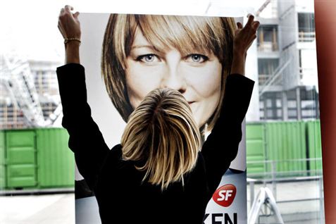 Ida Auken hænger sin valgplakat op. Foto: Polfoto