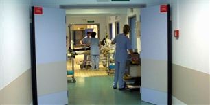 800 stillinger nedlægges i 2012 på hospitalerne i Region Hovedstaden. Det er resultatet af budgetaftalen, som regionspolitikerne sent fredag aften har underskrevet.