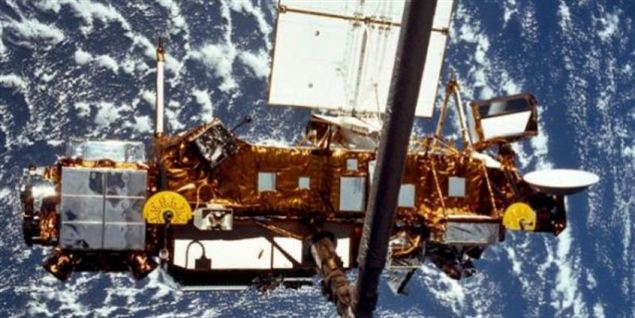 Den løbske satellit havnede i havet