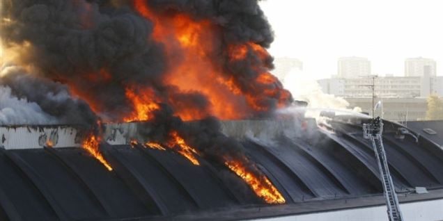 Se flammerne æde KB-Hallen