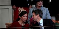 Kronprinsesse Mary og kronprins Frederik var traditionen tro blandt publikum i folketingssalen.