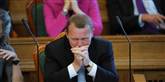 <span style='font-family: Arial; font-size: 15px; color: White;'>Der var overskud til smil fra den nye chef af oppositionen, tidligere statsminister Lars Løkke Rasmussen (V), under åbningstalen. Men mon ikke, han også drømte lidt om, at det var ham, der stod på talerstolen?</span> <span style='font-family: Arial; font-weight: normal; font-size: 15px; color: #999999;'>Foto: Thomas Lekfeldt / POLFOTO</span>