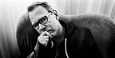 <span style='font-family: Arial; font-size: 15px; color: White;'>Succesforfatteren Bret Easton Ellis, som har dedikeret sit forfatterskab til stærke samfundsmæssige fænomener i amerikansk kultur, anerkender Jobs enorme indflydelse. Hans minde-tweet lyder sådan her: "Steve Jobs' død er en af det post-imperiale USA's mest signifikante begivenheder, fordi metaforen af det føles så stor."</span> <span style='font-family: Arial; font-weight: normal; font-size: 15px; color: #999999;'>Foto: Polfoto, Mathias Christensen / POLFOTO</span>