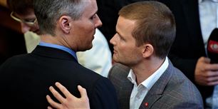 Den nye skatteminister fra SF, der her ses sammen med socialdemokraten, Henrik Sass Larsen, har allerede ansat sin spindoktor, og det er et brud på reglerne. Ansøgningsfristen er nemlig først den 26. oktober - altså om 12 dage.