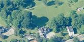 <span style='font-family: Arial; font-size: 15px; color: White;'>Skjern-familiens residens i DRs dramaserie Matador. Mads Øvlisen, tidligere direktør i Novo Nordisk, købte Dronninggårds Allé 80 i Holte for 21,7 millioner kr.</span> <span style='font-family: Arial; font-weight: normal; font-size: 15px; color: #999999;'>Foto: Boliga.dk og Blom</span>