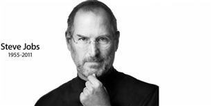 Steve Jobs ser eftertænksomt frem for sig fra forsiden af den post-hume biografi 'Steve Jobs'.