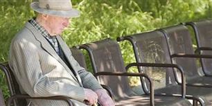 9.000 grækere er over 100 år og får pension. Det viser en gennemgang af pensionsudbetalingerne i landet, hvor 60 milliarder kroner er forsvundet i udbetaling til døde pensionister.