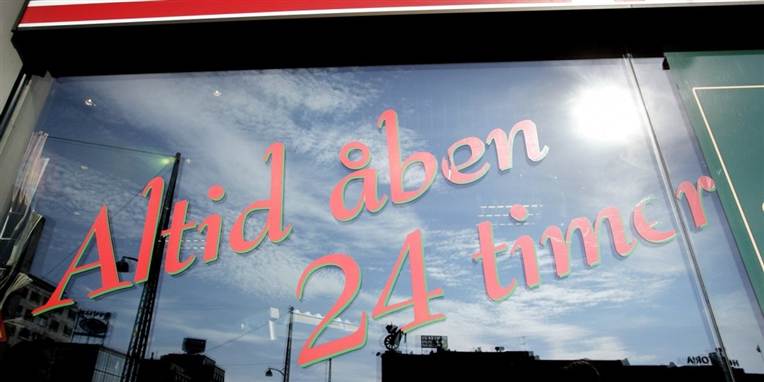 En ekspedient i 7-eleven ved Vallensbæk Strand blev natten til søndag udsat for et groft røveri.