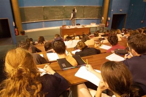 De studerende får sig noget af en overraskelse, når de møder ind i dag. Århus Universitet er nemlig meldt til politiet.