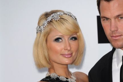 Kendissen og stilikonet Paris Hilton er naturligvis med på moden - her bærer hun en alternativ sølv-hårbøjle.
 Foto: Doug Peters / POLFOTO