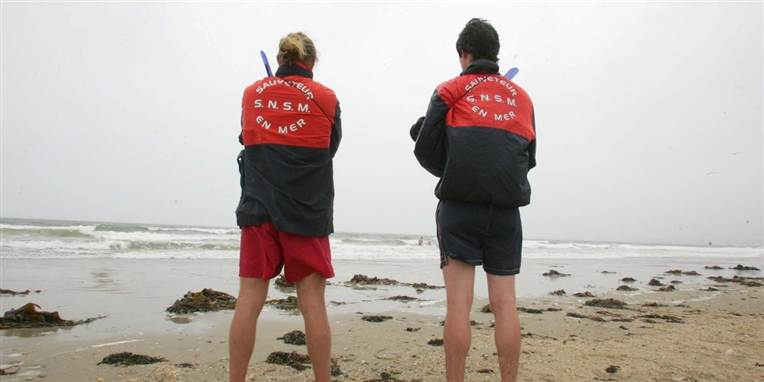 Et alt for lille advarselsskilt har fået en bekymret borger op af stolen, efter hans hund blev ramt af slem stafylokok-infektion på en strand ved Sjællands Odde.