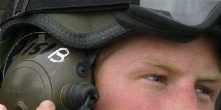 Tronarvingen er udstationeret som helikopterpilot.
