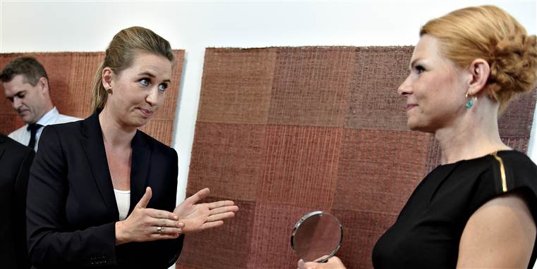 Mette Frederiksen, (tv) havde akkurat fået overdraget nøglerne til Beskæftigelsesministeriet fra forgængeren, Inger Støjberg (V), før hun varslede store ændringer i aktiveringsindsatsen.