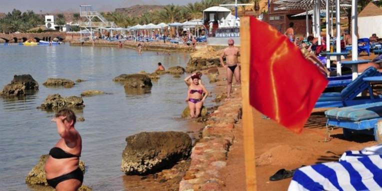 To amerikanere og deres guide er blevet kidnappet i nærheden af den populære egyptiske badeby Sharm El Sheikh.