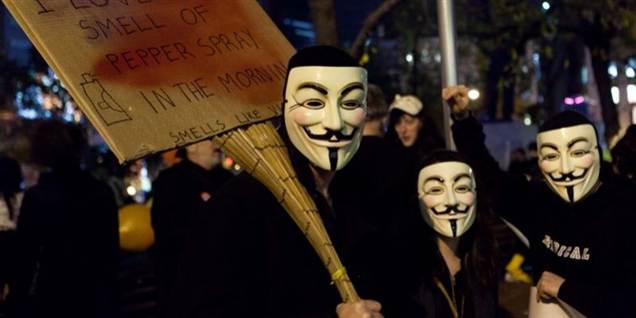 Danske medlemmer af internetgruppen Anonymous hænger pædofile ud på nettet.