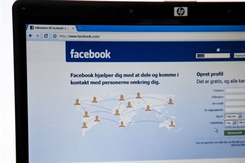 Vi facebooker så meget på jobbet, at det koster knap 11 milliarder kroner i tabt arbejdsfortjeneste.