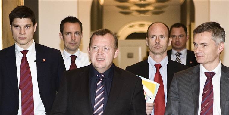 Mange jurister og økonomer arbejder for staten, regionen eller kommunen. Her ses tidligere statsminister Lars Løkke Rasmussen (V) omringet af de såkaldte DJØFere. En ny undersøgelse viser, at de trods deres høje uddannelse ikke er for fine til at hugge job fra de lavtuddannede.