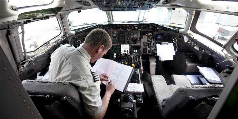 Sædet her til højre kan blive dit. SAS har ikke ansat piloter siden 2001, men halvdelen af styrken når aldersgrænsen inden for fem til syv år.