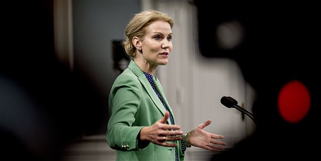 Statsminister Helle Thorning-Schmidt (S) vil skrue op for a-kassekontingentet for at holde hånden under arbejdsløse, som falder for den halverede dagpengeperiode.