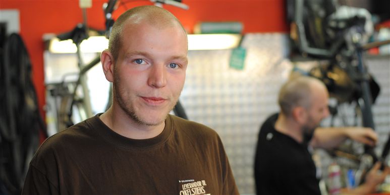 Emil Jørgensen, 24, cykelsmed: "Tanken om at miste jobbet ligger da i baghovedet. Vi har lige fået en mand tilbage, som har været sygemeldt, så nu er vi faktisk lige lovligt mange ansatte. Vi havde MUS-samtaler i går, hvor det også blev påpeget. Så man tænker over det. Især hvis vi får en isvinter igen. Så gider folk hverken købe eller reparere cykler. Det er det værste, der kunne ske."