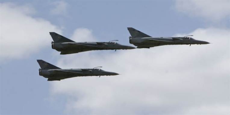 Sagen handler om flymekanikerne på Flyvestation Skrydstrup. De skal holde F-16 fly klar til at gå på vingerne. Men spørgsmålet er, om det kræver 24 timers vagter.