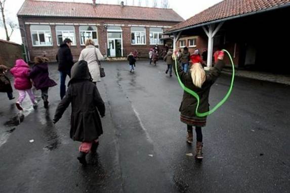 En lærer fik adskillige knytnæveslag af vred far.