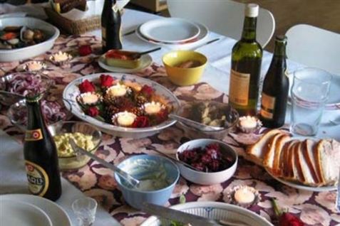 Måske er bordet ikke helt så veldækket som her, men en fælles kantinefrokost skaber social sammenhold, mener lykkeforsker.