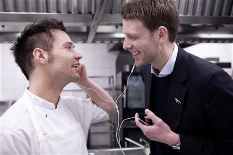 Restauratør Christian Aarø (t.h.) giver gode råd til, hvordan man optimerer sin virksomhed. Sammen med Ronny Emborg (t.v.) startede han sidste sommer Restaurant AOC op og allerede otte måneder senere, har restauranten høstet branchens fineste anerkendelse og fået den forjættede Michelin-stjerne.