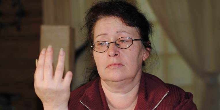 52-årige Gabriele Janosch har fået amputeret halvdelen af sin højre lillefinger, efter at hun angiveligt fik en forfrysning ved at arbejde i Aldi.